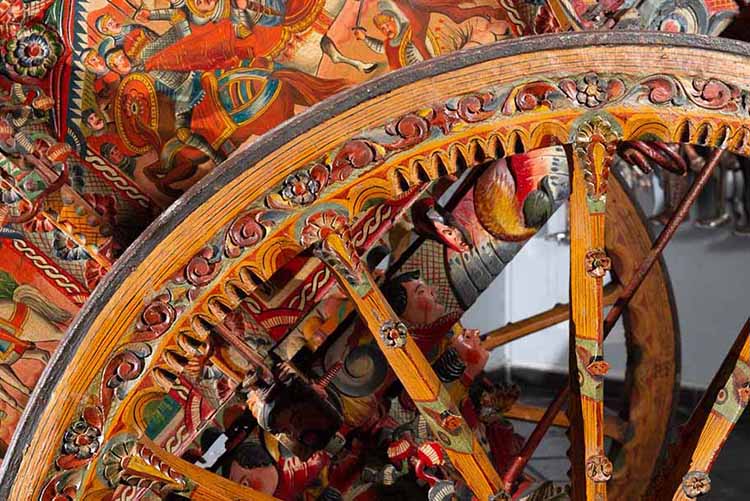 Dettaglio delle decorazioni colorate della ruota del carretto siciliano