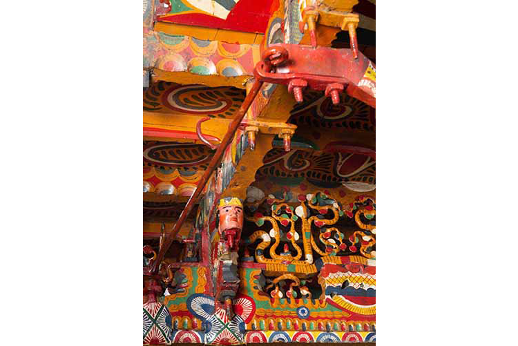 Dettaglio delle decorazioni colorate del carretto siciliano